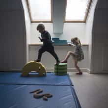 Børn leger indendørs